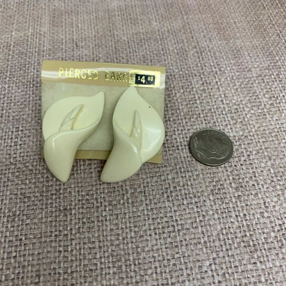 VTG Acrylic Lily Earrings‎
